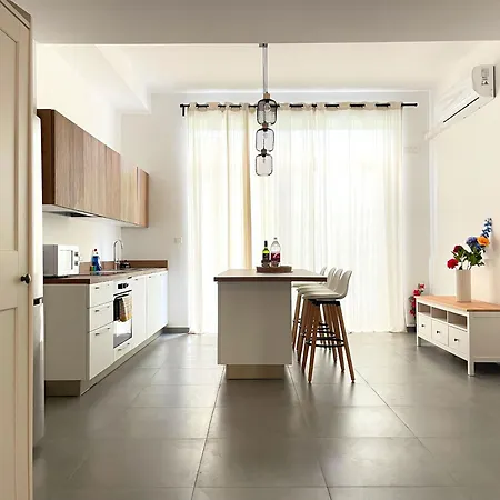 Central Sliema Stay דירה *