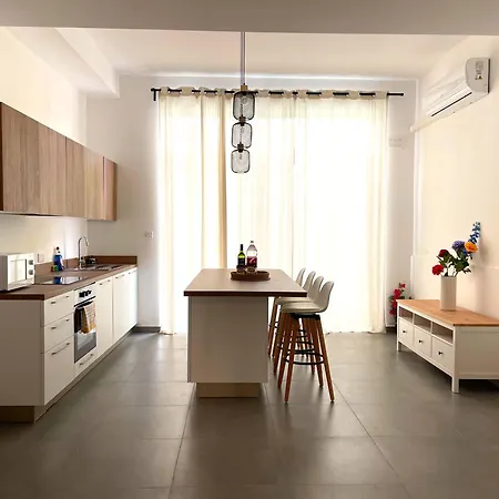 Central Sliema Stay Lägenhet *